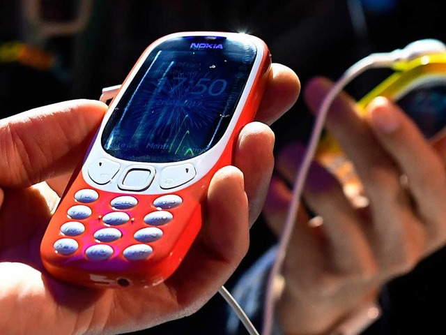 Die Neuauflage des Nokia 3310 gleicht ...nig. Im Inneren steckt andere Technik.  | Foto: dpa-tmn