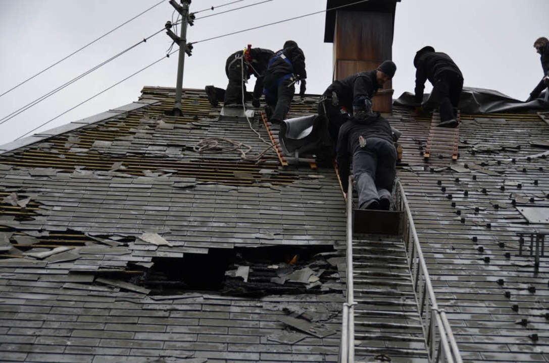Zimmerleute flicken das Dach des Meder... nach dem Feuerwehreinsatz notdürftig.  | Foto: Moritz Lehmann