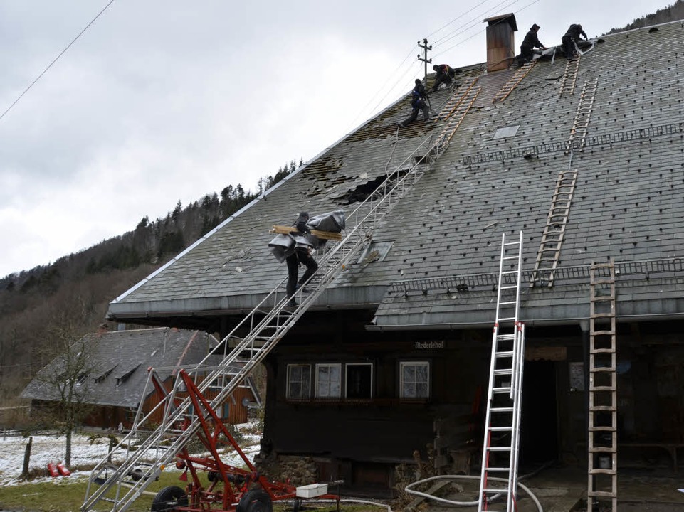 Zimmerleute flicken das Dach des Meder... nach dem Feuerwehreinsatz notdürftig.  | Foto: Moritz Lehmann