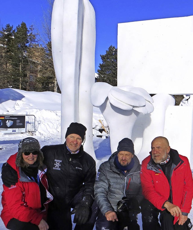 Das Weiler Schneeskulpturenteam mit seinem Kunstwerk  | Foto: Zvg