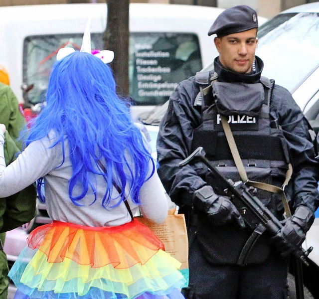 Die Polizei will Prsenz zeigen &#8211...o schwer bewaffnet wie in Dsseldorf.   | Foto: dpa