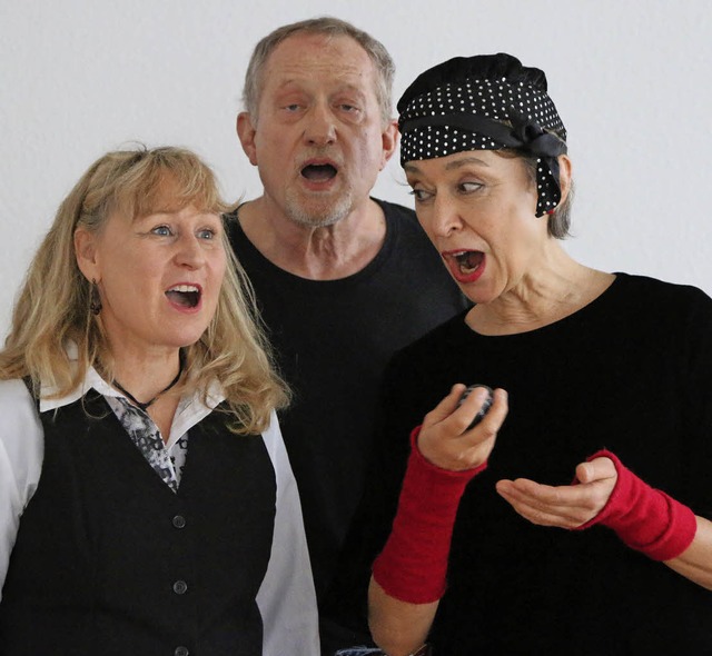 Tina Zimm, Dietmar Fulde und Pia Duran...er falsche Lord&#8220; zusammengetan.   | Foto: Bartsch