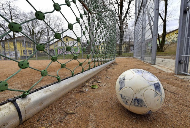 Der Ball liegt bereit: Der Fuballplat... vergangenen Monaten erneuert worden.   | Foto: Thomas Kunz