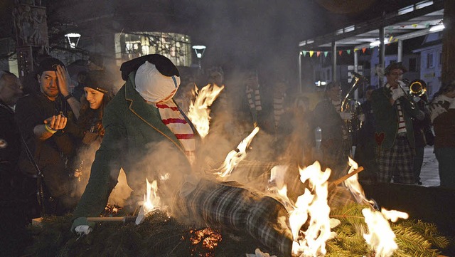 Unter Klagen wurde der Stroh-Latschari auf dem Oberrheinplatz verbrannt.   | Foto: Horatio Gollin