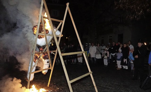 Der Fasnachtskerli ging am Kronen-Brunnen in Flammen auf.   | Foto: Hans-Jrgen Hege (2)/Katharina Ma (1)