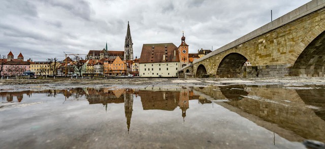 Stadtansicht von Regensburg mit seinem...orischen Salzstadel (neben der Brcke)  | Foto: dpa