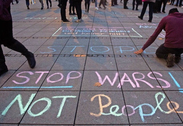 Menschen protestieren in Stuttgart geg...on ist sich in der Frage nicht einig.   | Foto: dpa