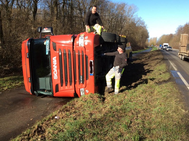 Unfall bei Gundelfingen, die B 294 wir...rs Abschleppen des LKW gesperrt sein.  | Foto: Max Schuler