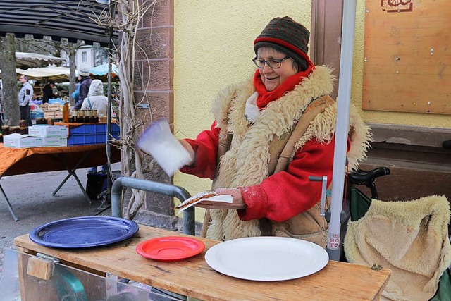 Dorothea Wlfrath ist die Waffel-Oma vom Wiehremarkt  | Foto: Elena Stenzel