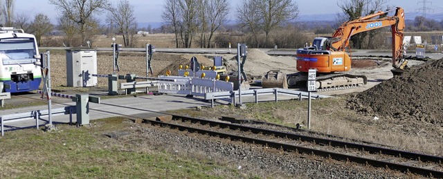 Die Bauarbeiten fr einen Kreisverkehr... die Kaiserstuhlbahn quert, gesperrt.   | Foto: manfred frietsch