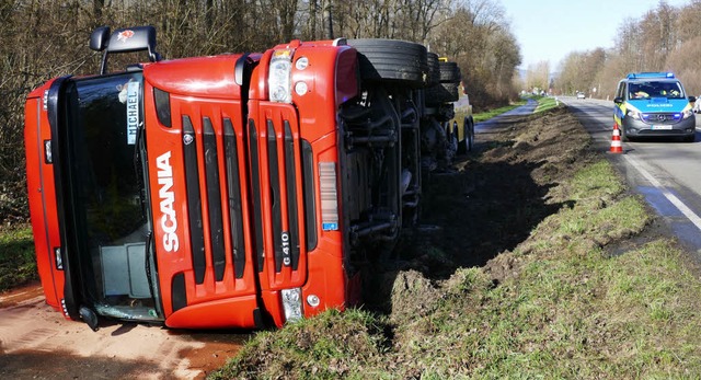 Ein Lastwagen kam vom Autobahnzubringer   B294 ab und strzte auf die Seite.   | Foto: Max Schuler