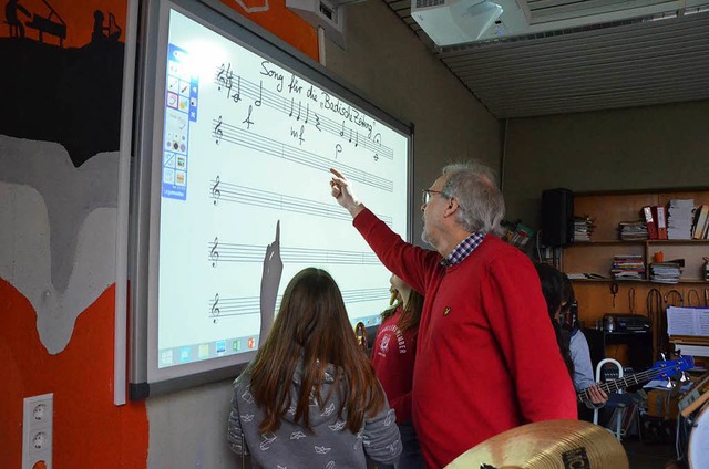 Auch im Musikunterricht kommt das Whiteboard  zum Einsatz.  | Foto: Hugenschmidt