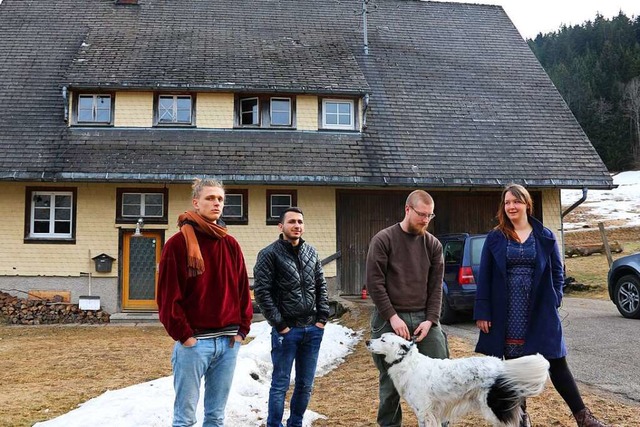 Felix, Mahmoud, Marcus und Katrin vor ihrem Haus in Alpersbach  | Foto: Andreas Braun
