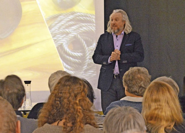 <BZ-FotoAnlauf>Stadtbibliothek:</BZ-Fo...auf> Ralf H. Dorweiler bei der Lesung   | Foto: Privat