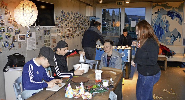 Die Geburtstagstorte machten die Jugendcaf-Besucher selbst.   | Foto: Horatio Gollin