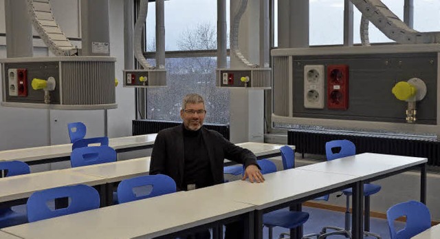 Frank Schhrer freut sich fr die Sch...n Lernbedingungen im Chemieunterricht.  | Foto: Ingrid Bhm-Jacob