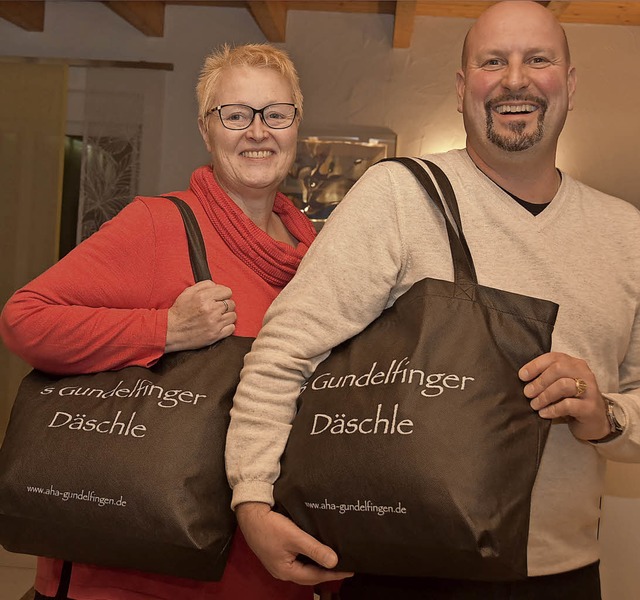 Birgit Rckle und Peter Bauer mit  ihren Taschen   | Foto: Steinhart