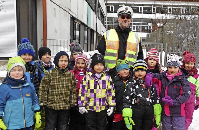 <BZ-FotoAnlauf>Verkehrspolizist: </BZ-... wurden fr den Schulweg vorbereitet.   | Foto: Schule