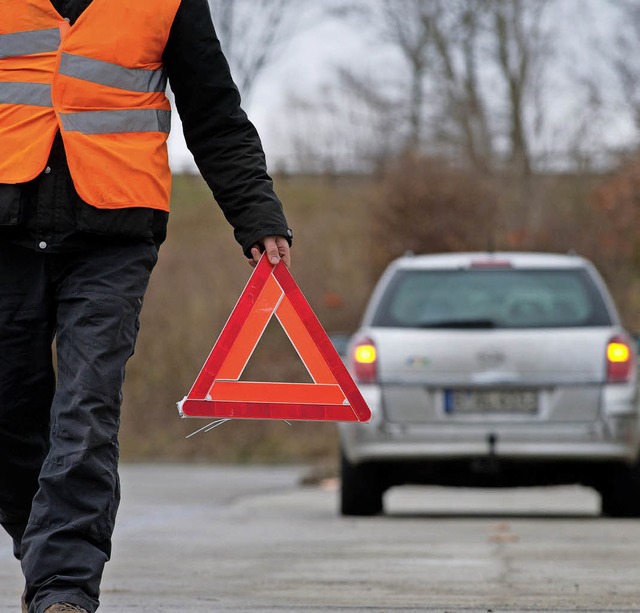 Das Warndreieck muss  richtig aufgestellt werden.   | Foto: dpa