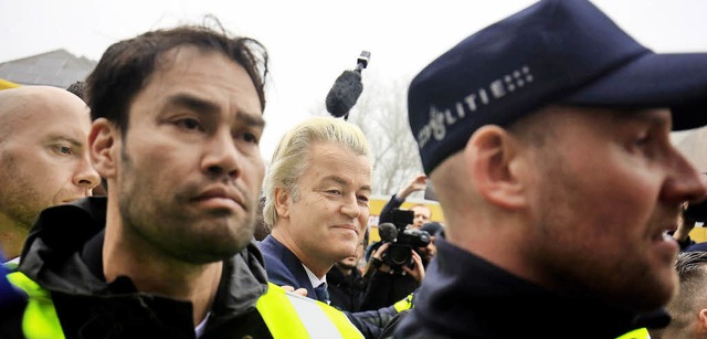 Geert Wilders (Bildmitte) gilt wegen s...t und wird rund um die Uhr geschtzt.   | Foto: dpa