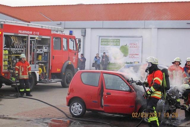 Feuerwehr löscht Fahrzeugbrand