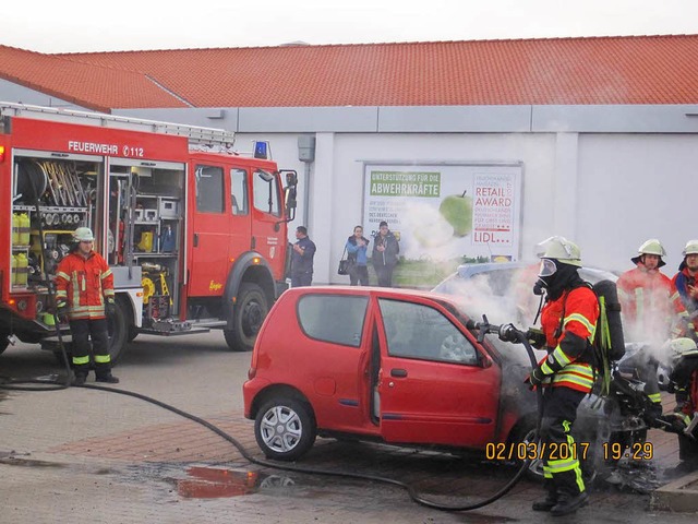 Betrchtlicher Schaden entstand  bei diesem Fahrzeugbrand in Efringen-Kirchen.   | Foto: Feuerwehr