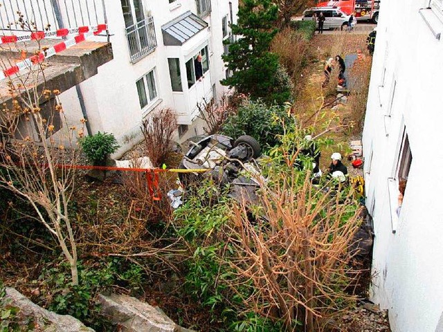 Das Auto landete in einem Garten zwischen zwei Wohnhusern.  | Foto: Feuerwehr