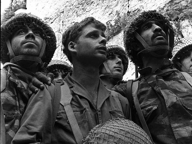 Das Bild machte Geschichte: Israelisch... 1967 vor der Klagemauer in Jerusalem.  | Foto: AFP