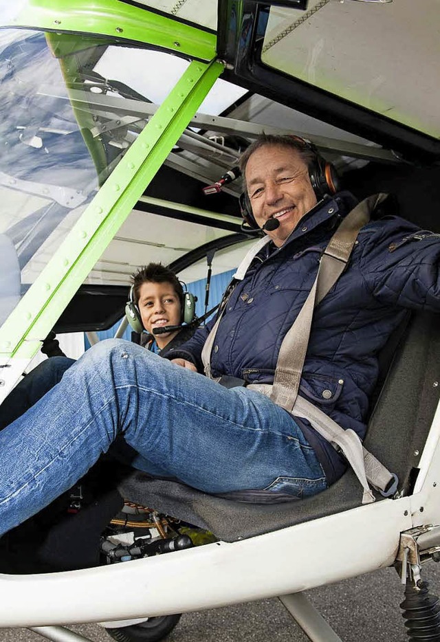 Pilot und Fluglehrer Heinz Korella mit...ten an Bord eines Ultraleichtflugzeugs  | Foto: Jrn Clotten