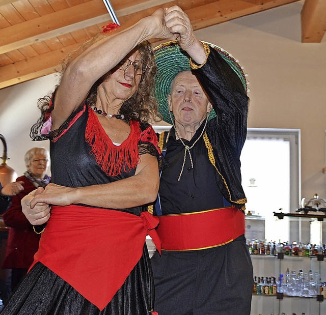 Mit einem temperamentvollen Tanz zu me...ete das Ehepaar Bizenberger die Feier.  | Foto: Liane Schilling