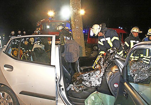 Bei einem schweren Unfall zwischen Wol...bend ein junger Mann schwer verletzt.   | Foto: Markus Horn