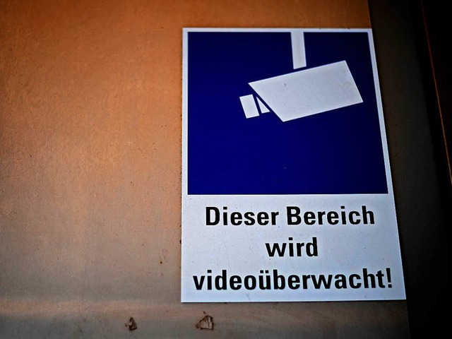 Dieser Bereich wird videoberwacht s...an einem Gebude in Frankfurt am Main.  | Foto: dpa