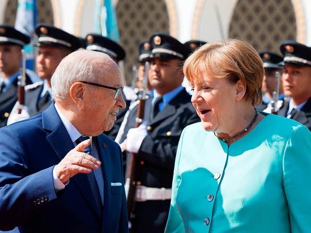 Tunesien, sagt Kanzlerin Merkel (hier ...id Essebsi), sei ein Hoffnungsprojekt.  | Foto: dpa
