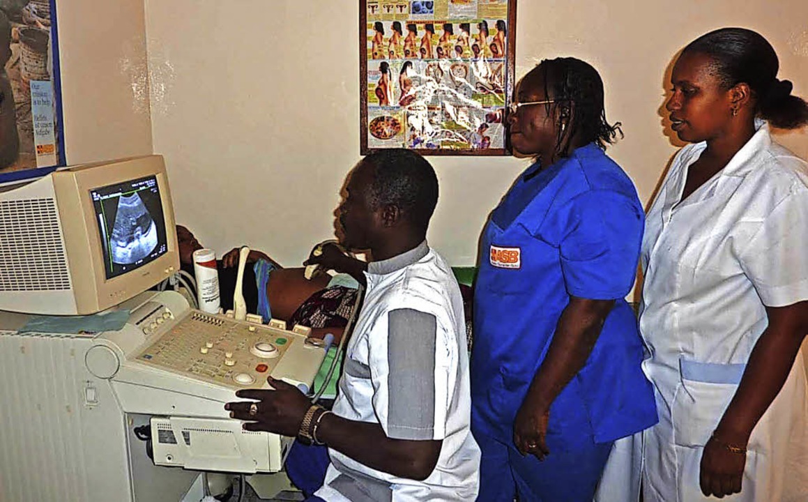 Klinikmitarbeiter an einem gespendeten Ultraschallgert.   | Foto: Fotos: Verein
