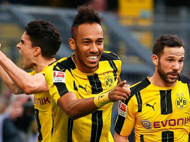 Hat gut lachen: Pierre-Emerick Aubamey...d der BVB siegen 6:2 gegen Leverkusen.  | Foto: dpa