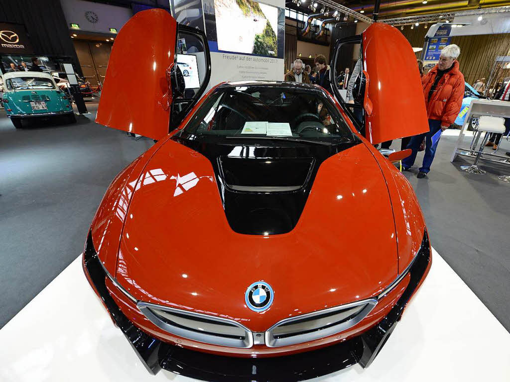BMW mit futuristischem E-Fahrzeug
