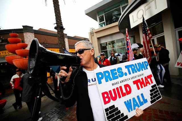 Amerika wieder gro machen, eine Mauer...ieser Mann fest zu seinem Prsidenten.  | Foto: AFP