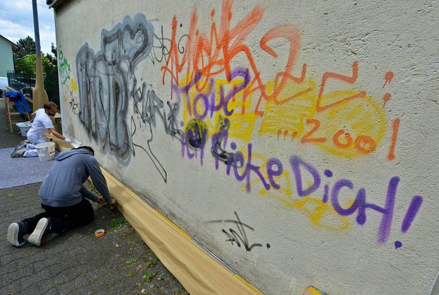 Wie hier an der Garage  am Hurstweg au...insgesamt 59 Orten  Graffiti entfernt.  | Foto: Michael Bamberger