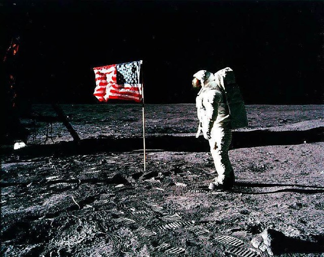 Fake-Alarm? Um die Mondlandung 1969 kr...ungsmchtigsten Verschwrungstheorien.  | Foto: dpa