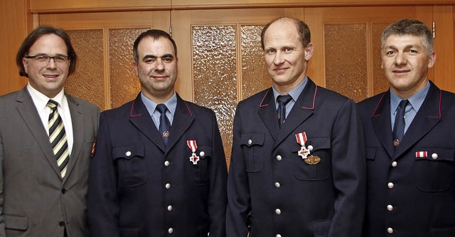 Fr ihre 25 Jahre Dienst in der Wehr w...andant  Achim Zehnle (rechts) geehrt.   | Foto: Heidi Fssel