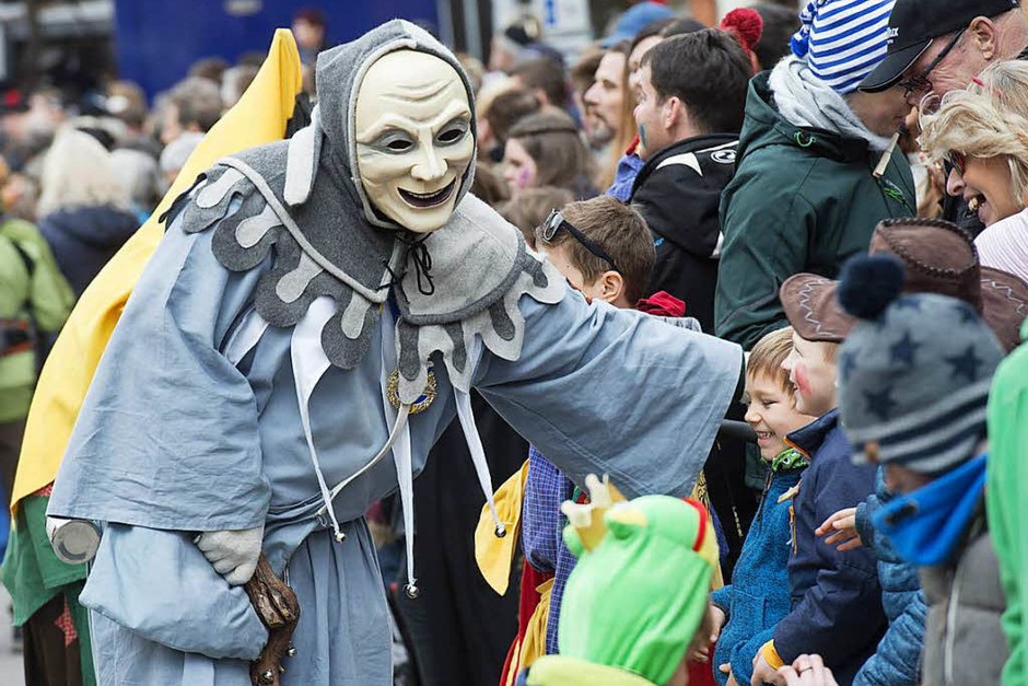 Hexen, Geister und Fantasiewesen in allen erdenklichen Formen und Farben machen Sulzburg unsicher. (Foto: Volker Münch) Hexen, Geister und Fantasiewesen in allen erdenklichen Formen und Farben machen Sulzburg unsicher. (Foto: Volker Münch)