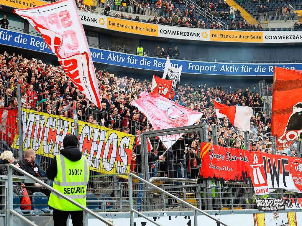 ber 2.000 Fans waren mit nach Frankfurt mitgefahren.
