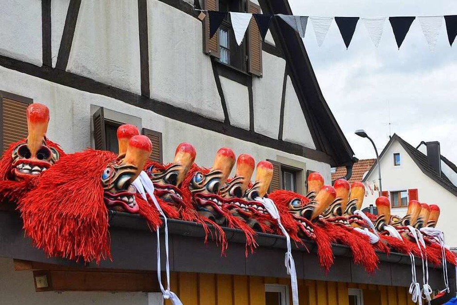 Sonne, Sturmböen und Regen: der Haugemer Buurefasnachtsumzug hatte von allem etwas zu bieten. (Foto: Barbara Ruda) Sonne, Sturmböen und Regen: der Haugemer Buurefasnachtsumzug hatte von allem etwas zu bieten. (Foto: Barbara Ruda)