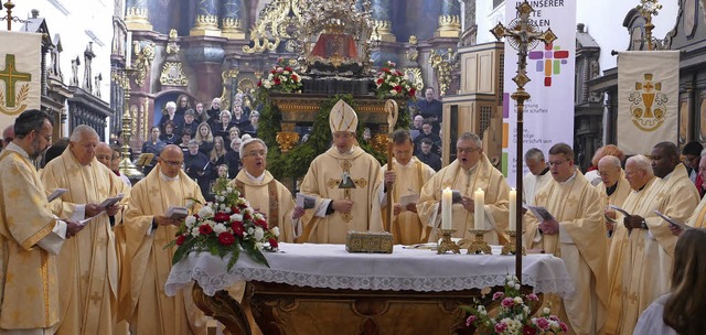 Weihbischof Michael Gerber (Mitte) zel...  Priestern und Diakonen das Hochamt.   | Foto: MICHAEL GOTTSTEIN