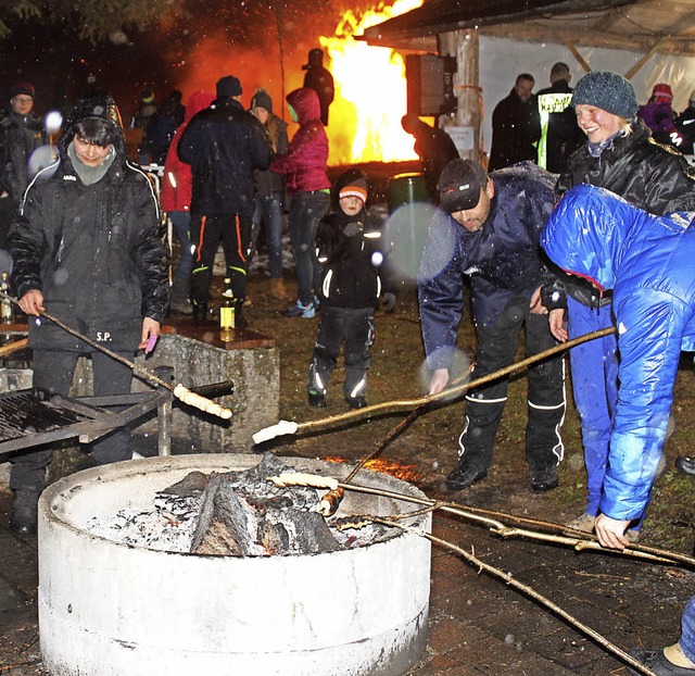 Am Lagerfeuer wird Stockbrot gebacken,...wischen, stellen die Teilnehmer fest.   | Foto: Cornelia Liebwein