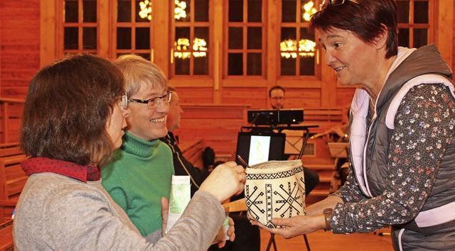 Renate Kuby-Huber (rechts) bot den Gl...hen Reisbeutel Reis zum Mitnehmen an.   | Foto: Cornelia Liebewein