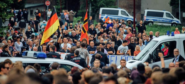 Kundgebung vor Freitaler Flchtlingsheim  | Foto: Oliver Killig