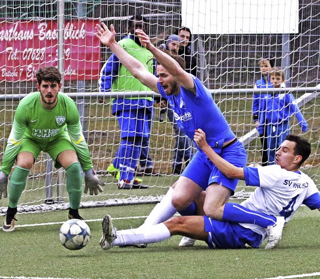 David Gro (Weil) foult Stefan Hilpues... pariert Keeper Betim Berisha (links).  | Foto: Hecht