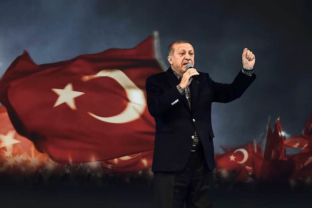 Recep Tayyip Erdogan hlt eine Rede.   | Foto: AFP