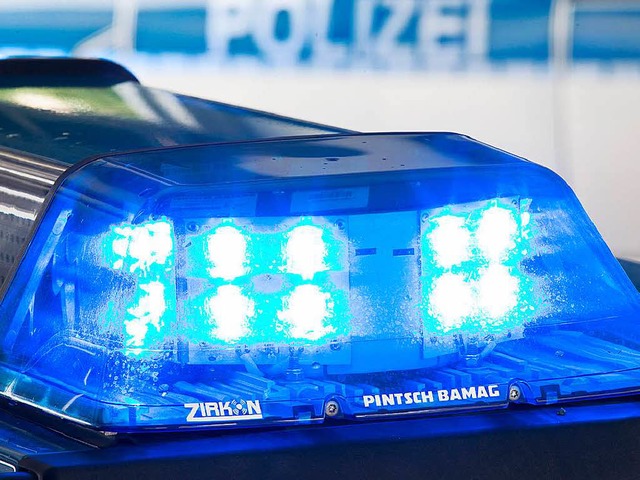 Ein Unbekannter hat im schweizerischen Obermumpf ein Kalb missbraucht.  | Foto: dpa